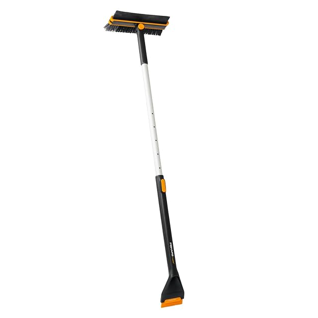 Balai à neige et grattoir à glace télescopique Fiskars X-Series pour voiture